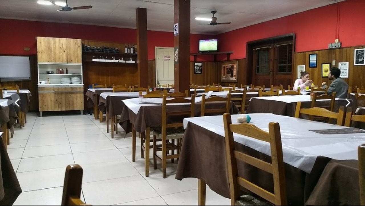 80 CADEIRAS DE MADEIRA COM ASSENTO ESTOFADO