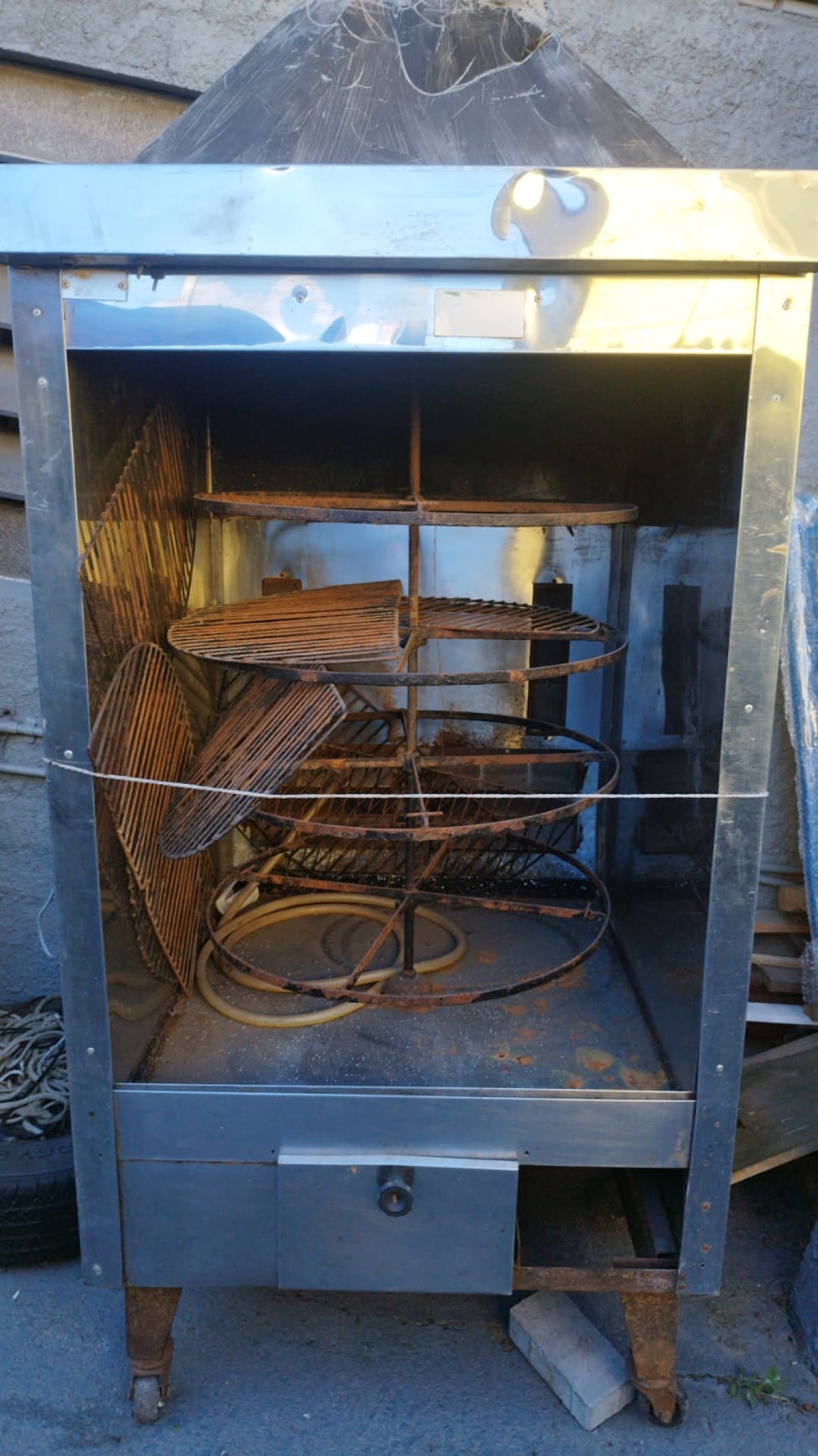 FORNO ASSADOR DE FRANGO, MULTIUSO, INDUSTRIAL, MARCA PROGÁS, GIRATÓRIO, 4 GRELHAS, BIVOLT E GÁS EM REGULAR ESTADO DE CONSERVAÇÃO