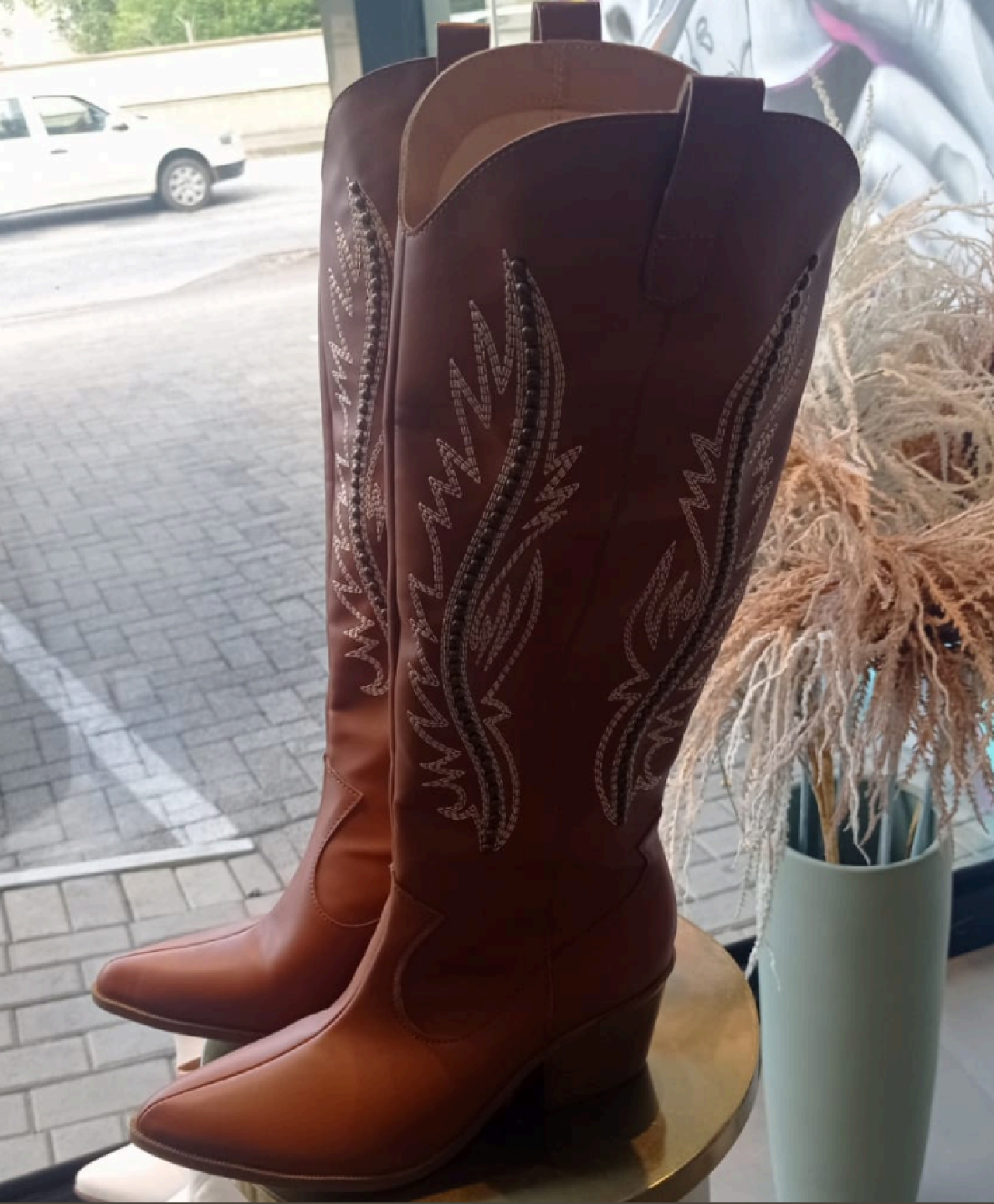 UM PAR DE BOTAS TEXANAS CANO LONGO, NOVA, DE COR VARIADA