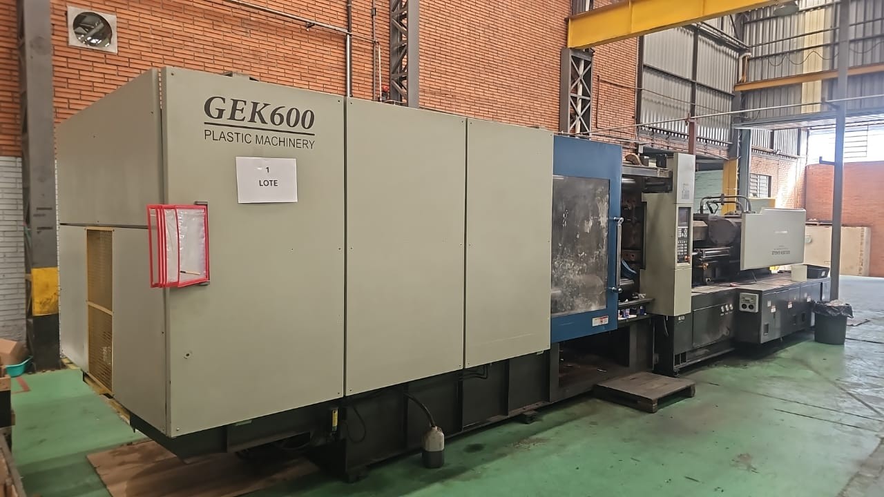 8 MÁQUINAS INJETORAS DE PLASTICO E 3 ROBOS DE MANUSEIO [PRAÇA ÚNICA]