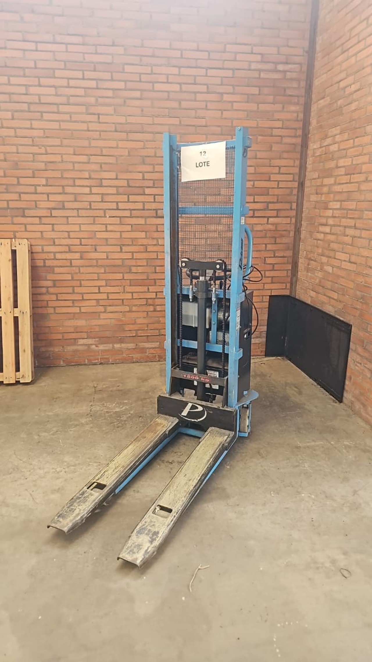 EMPILHADEIRA ELÉTRICA TECNODRAULIC 1.500KG