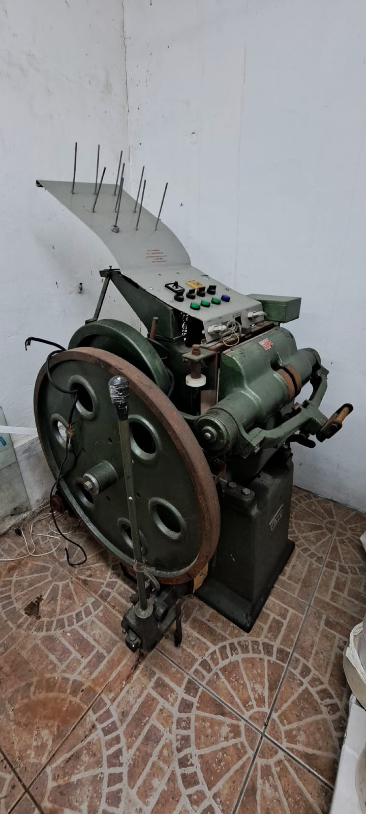 UMA MÁQUINA DE CORTE E VINCO CATU