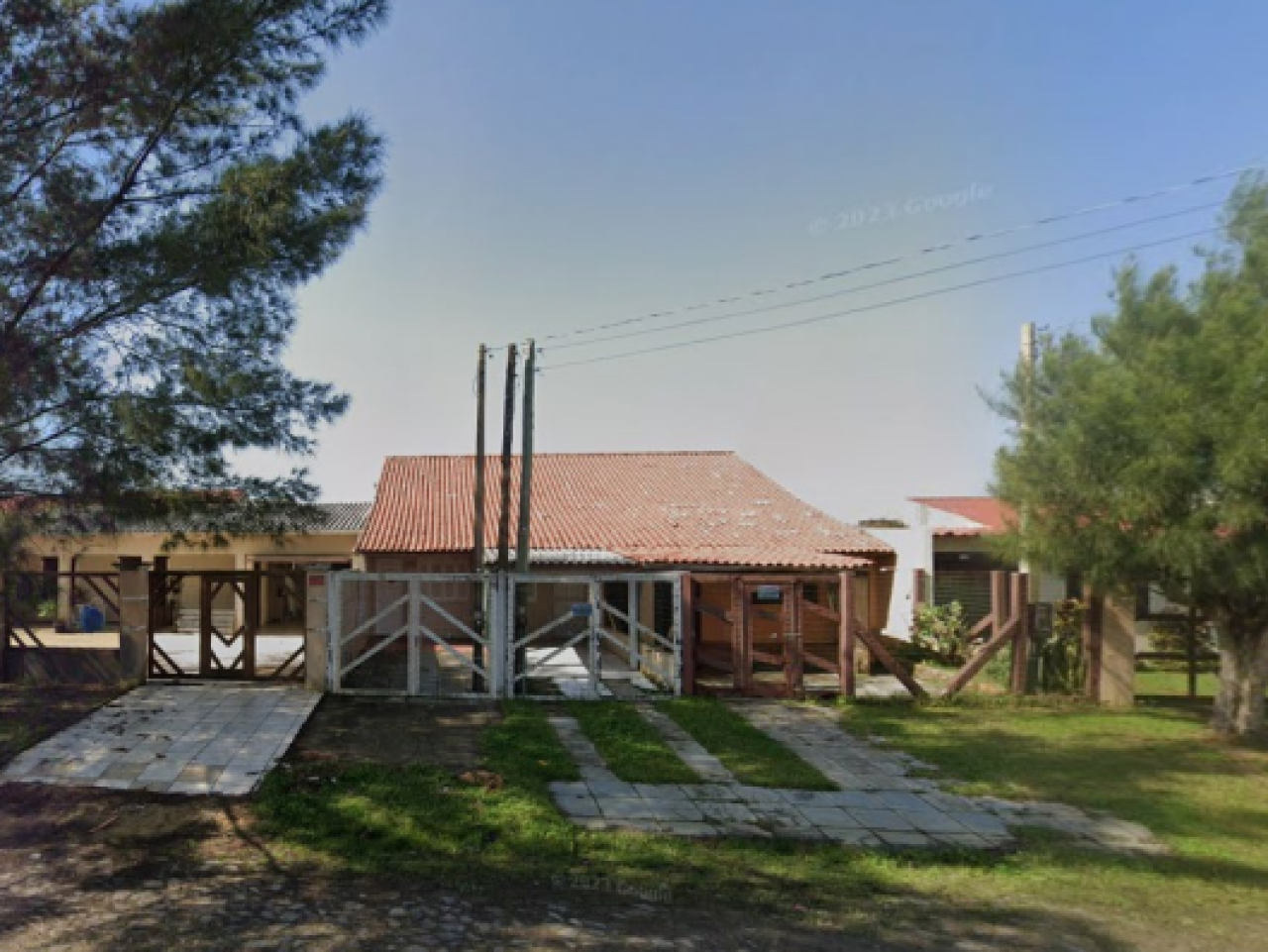 UM APARTAMENTO N°102 DO CONDOMÍNIO RESIDENCIAL NORDESTE II EM CIDREIRA/RS