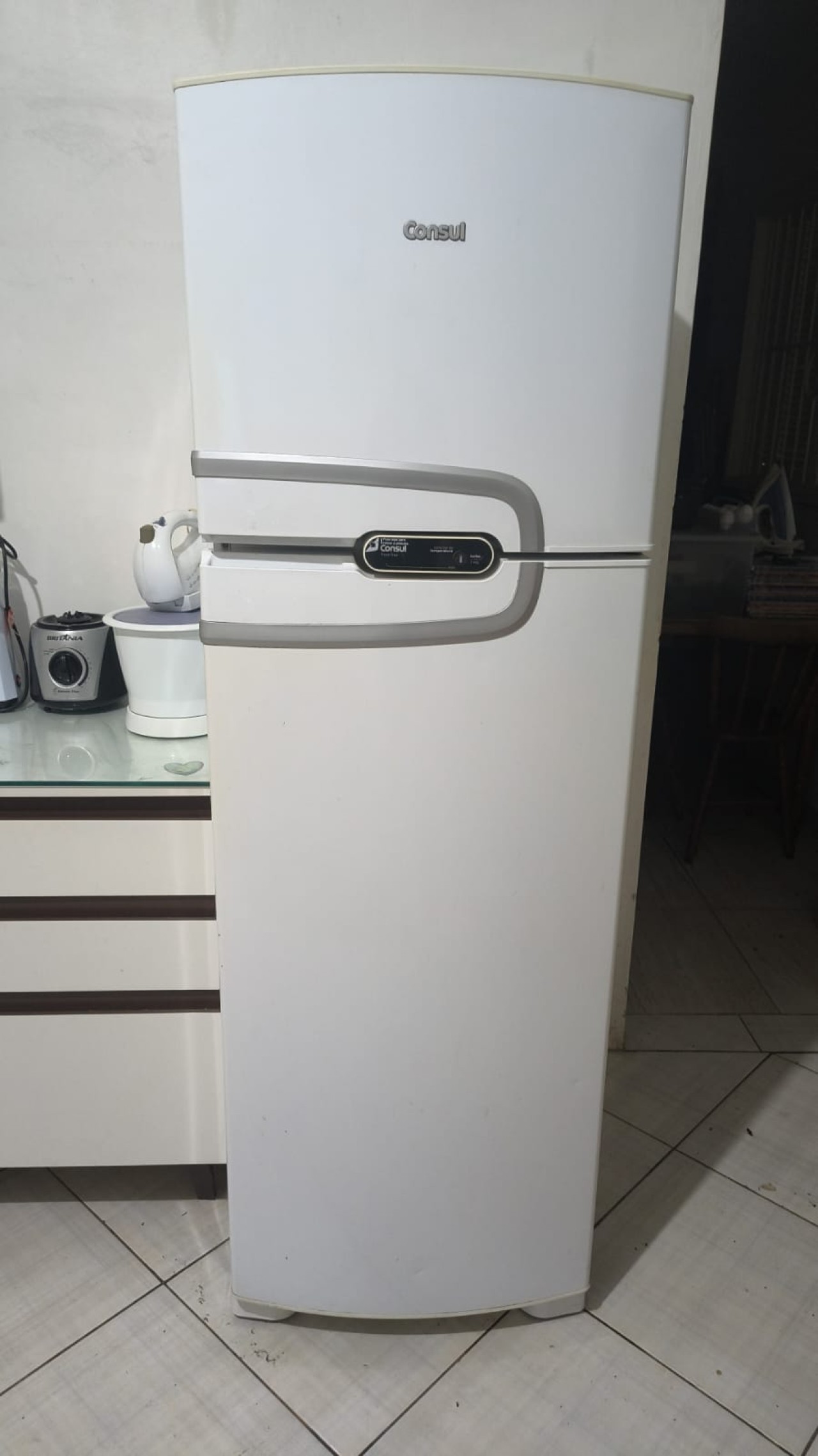 Um Refrigerador CONSUL duplex, em bom estado e funcionando.