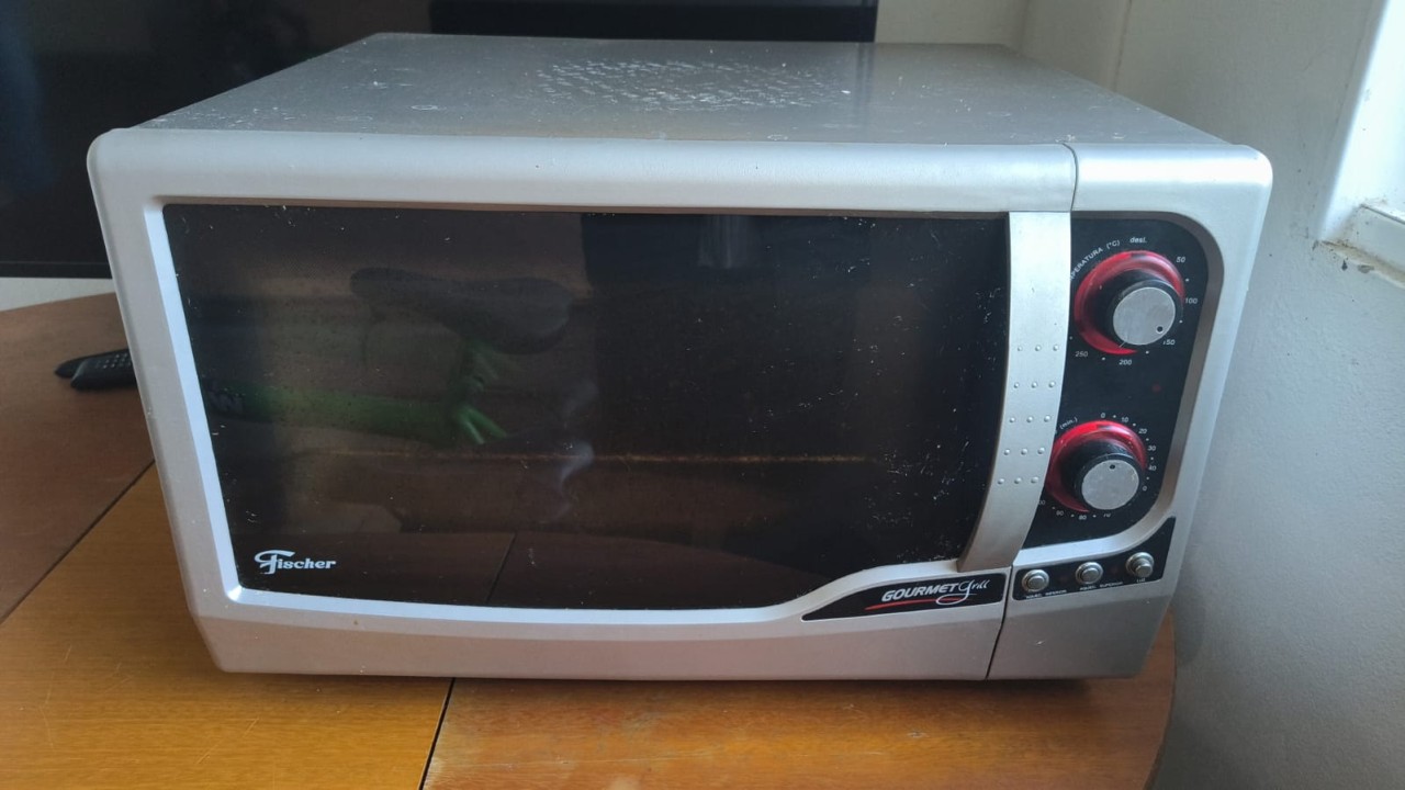 Um Forno Elétrico FISCHER, em bom estado e funcionando.