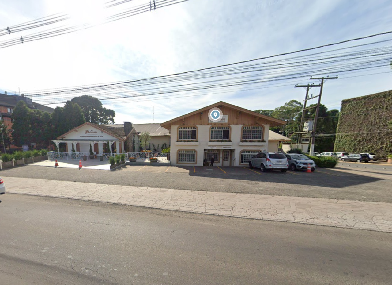 TERRENO DE 3.030m² COM UMA CONSTRUÇÃO DE 2.534m² EM GRAMADO/RS