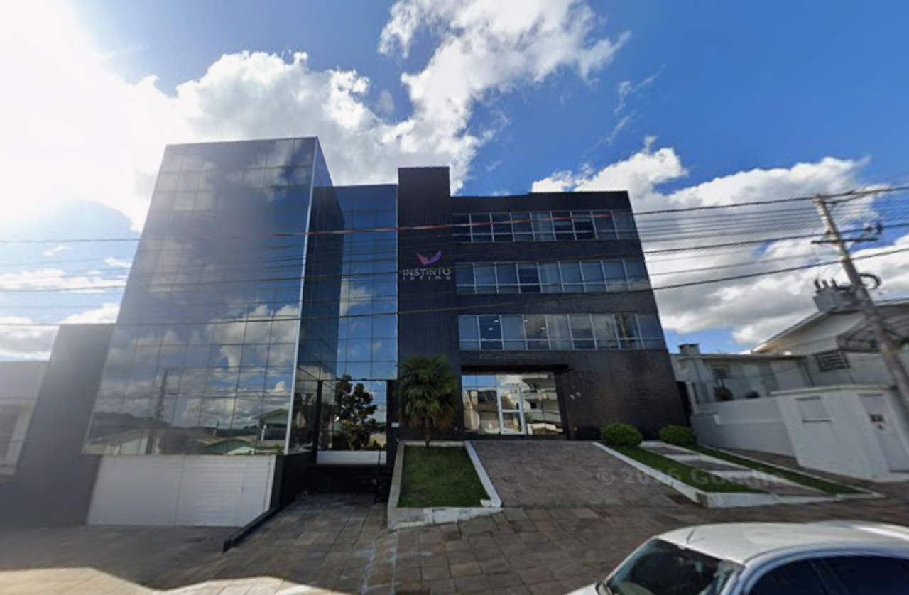 TERRENO COM ÁREA DE 1.407,50m², COM PRÉDIO DE 1.382,12m² EM GUAPORÉ/RS