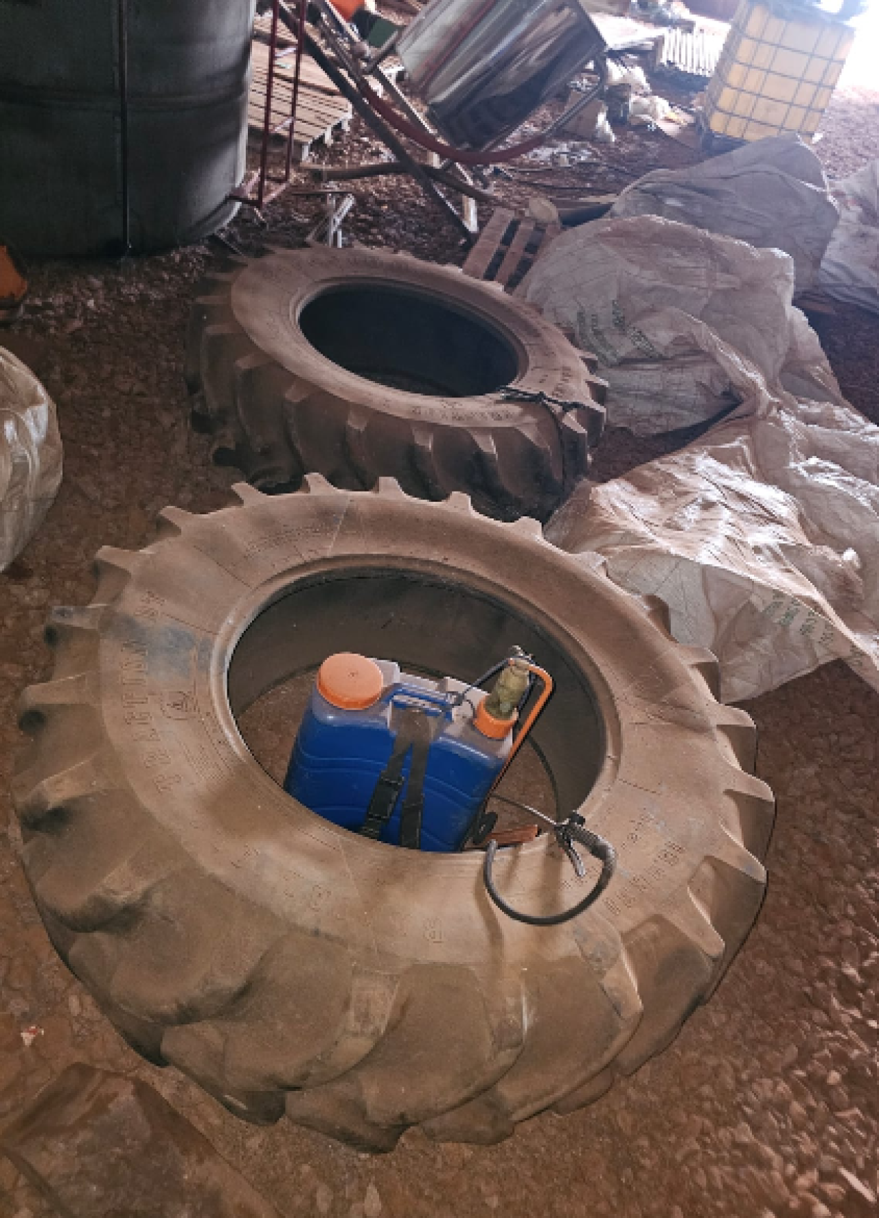 2 PNEUS AGRÍCOLAS DE TRATOR E PNEUS USADOS, ESTADO VISUAL COMPATÍVEL COM UTILIZAÇÃO RURAL.