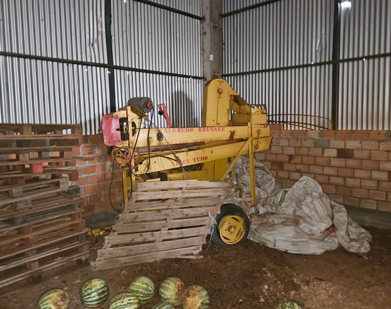 EQUIPAMENTO/ALIMENTADOR DE GRÃOS AMARELO NÃO IDENTIFICADO, BEM ANTIGO/USADO, IDENTIFICAÇÃO INCOMPLETA.